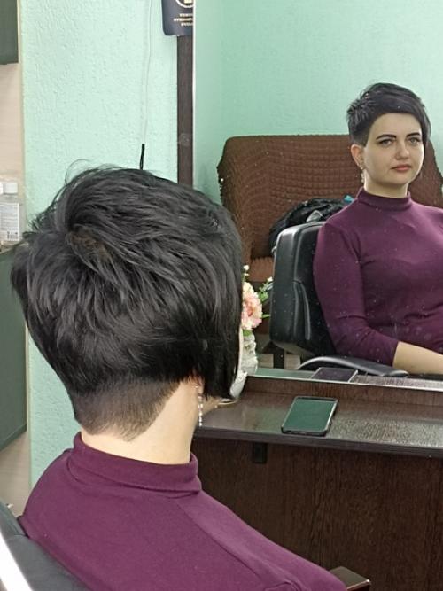 Стрижка пикси - это модная короткая стрижка с мальчишеским драйвом, открывающая шею. 03