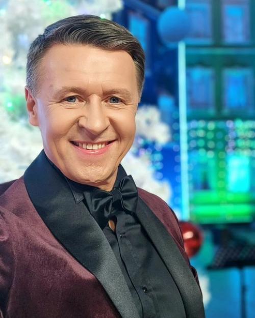 Актер Уральских Пельменей Сергей Исаев неожиданно сменил имидж и поделился результатом в соцсетях. 02