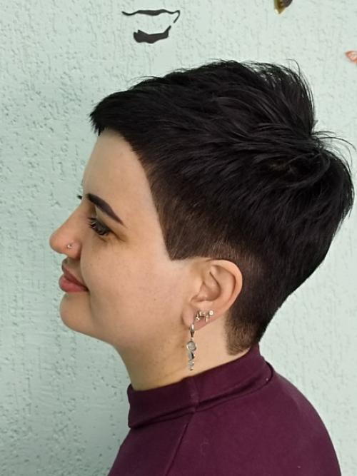 Стрижка пикси - это модная короткая стрижка с мальчишеским драйвом, открывающая шею. 02