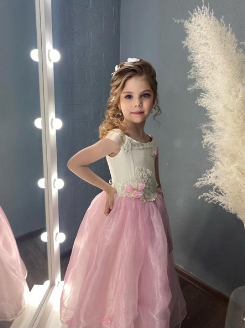 В этом году мне очень полюбились бабочки, как украшение для волос они придают детским причёскам легкость, воздушность и нежность. 02