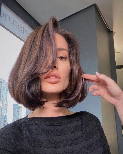 Современное каре может быть с челкой или без нее. 01