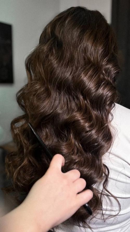 Объемные локоны - одна из наиболее распространенных и довольно красивых укладок для женских волос. 01