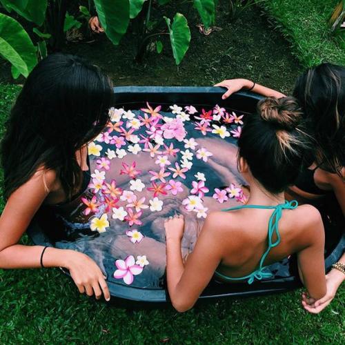 Фотоальбом лета?   1 июня - сделай своё фото с бутылкой минералки. 03