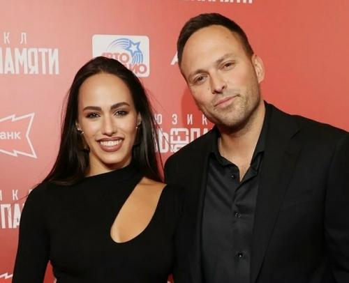 Беременная жена Алексея Столярова показала изменившуюся фигуру в красном бикини на курорте.  