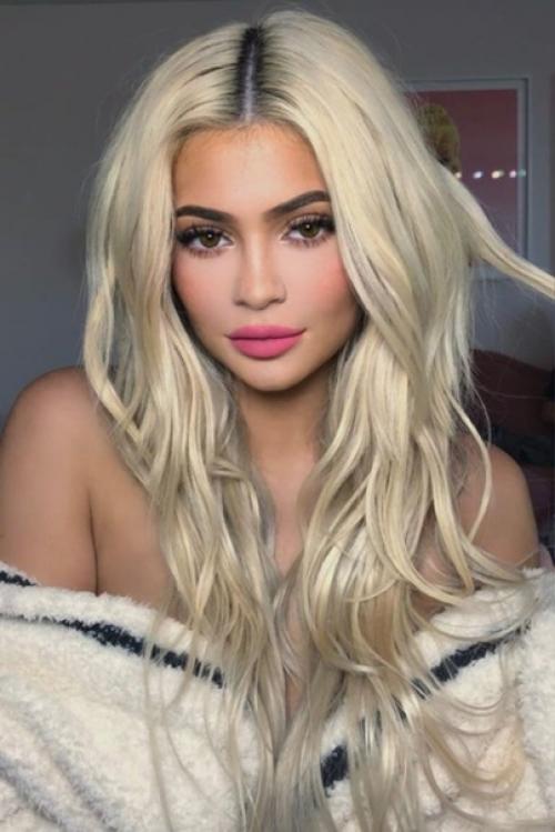 Кайли дженнер не отрицает, что в жизни выглядит хуже, чем в социальных сетях. 03