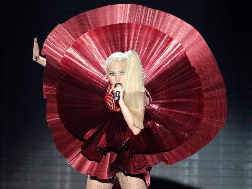 10 самых эпатажных образов леди гаги. 01