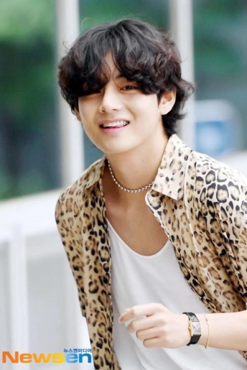 Theqoo фотографии V из BTS, отправляющегося в Париж на показ мод Celine. 09