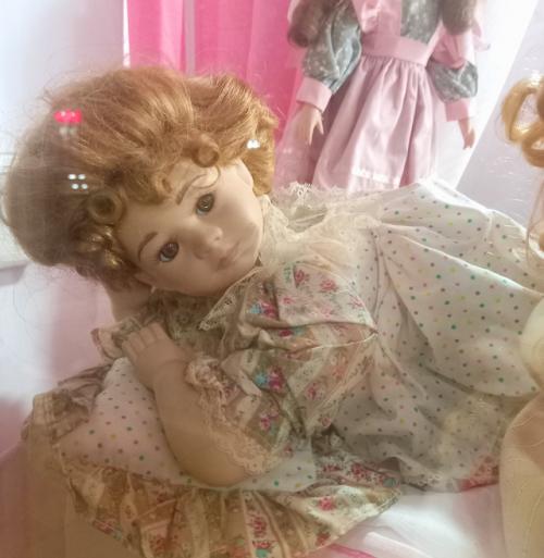 Как любая нормальная девочка перед ветриной фарфоровых кукол зависла. 04