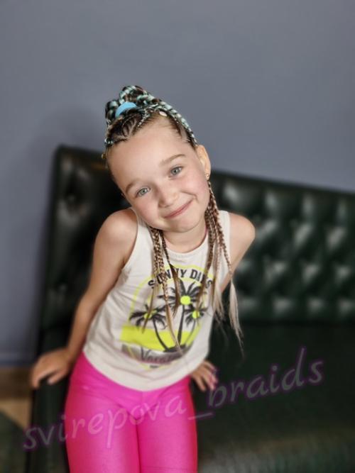 Хотели заплести прическу без канекалона, только из своих волос - но решили добавить совсем немножечко материала, чтоб смотрелось интереснее. 02