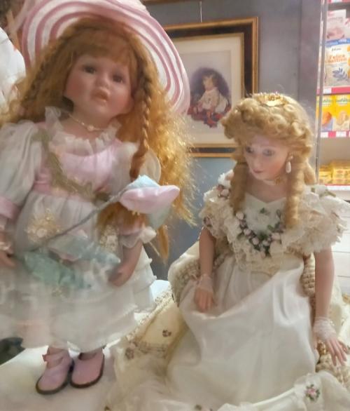 Как любая нормальная девочка перед ветриной фарфоровых кукол зависла. 06