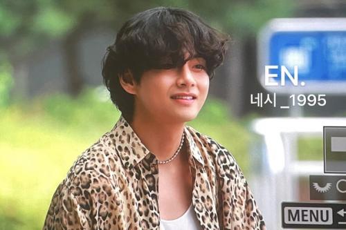 Реакция нетизенов на фотографии ви из bts, отправляющего в Париж на показ Селин: 02