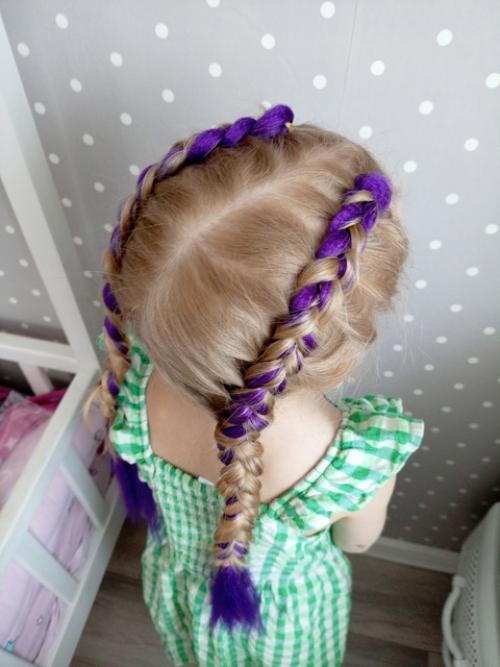 Для меня всегда лучшей причёской были просто распущенные волосы, но для дочи хочется делать красоту на волосах. 03