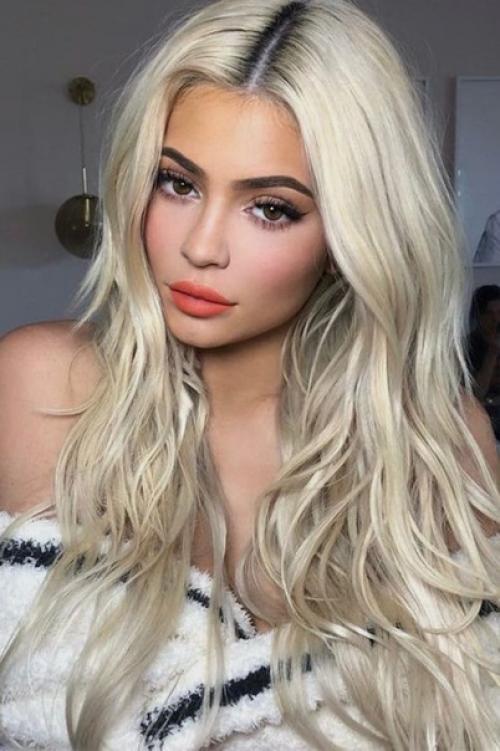 Кайли дженнер не отрицает, что в жизни выглядит хуже, чем в социальных сетях. 05