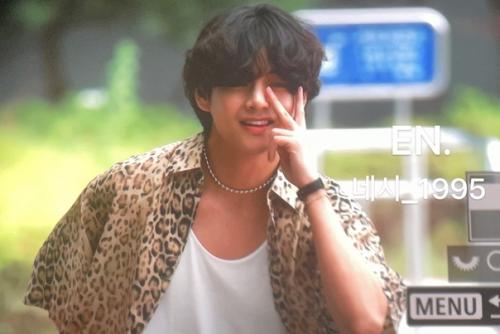 Реакция нетизенов на фотографии ви из bts, отправляющего в Париж на показ Селин: 03