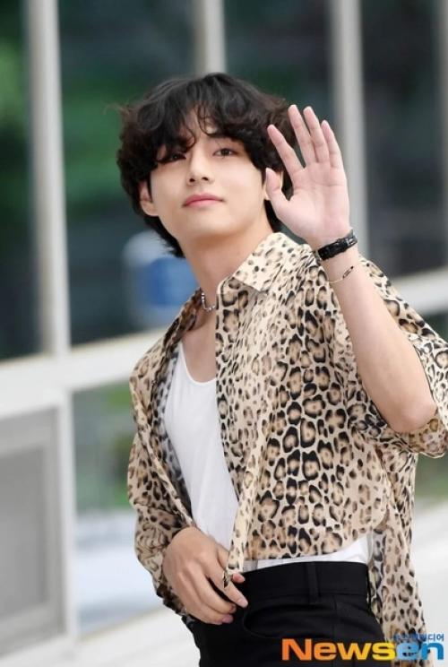 Theqoo фотографии V из BTS, отправляющегося в Париж на показ мод Celine. 05