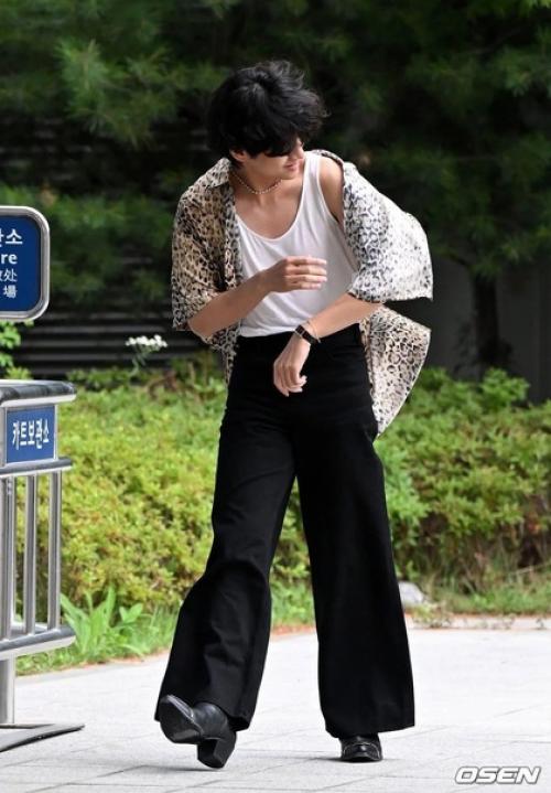 Theqoo фотографии V из BTS, отправляющегося в Париж на показ мод Celine. 02