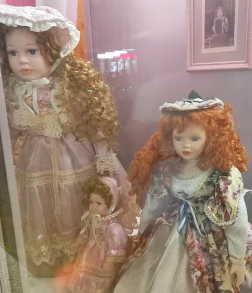 Как любая нормальная девочка перед ветриной фарфоровых кукол зависла. 05