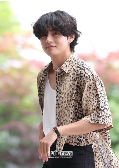 Theqoo фотографии V из BTS, отправляющегося в Париж на показ мод Celine. 04