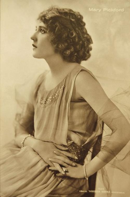 Мэри пикфорд?   Чтобы увидеть ее, отменяли уроки в школах и спортивные соревнования. 03