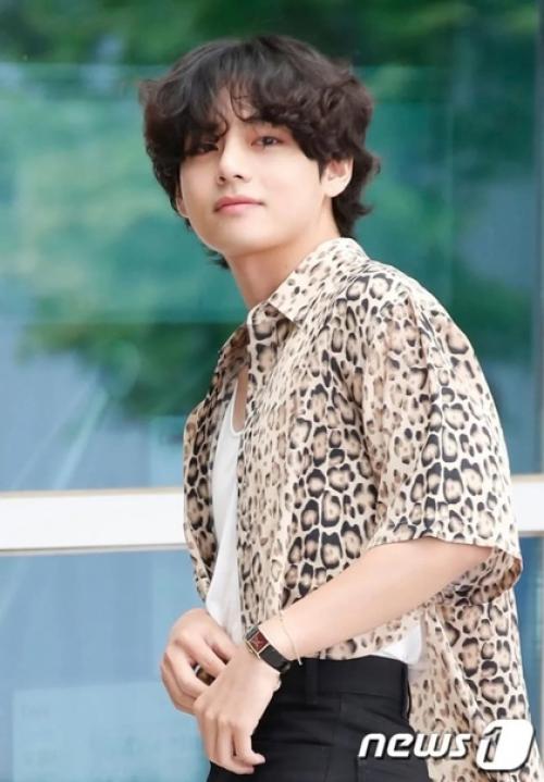 Theqoo фотографии V из BTS, отправляющегося в Париж на показ мод Celine. 06