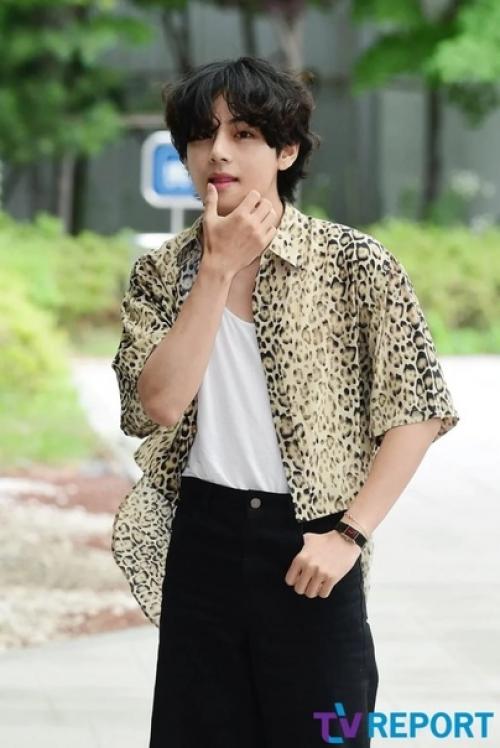 Theqoo фотографии V из BTS, отправляющегося в Париж на показ мод Celine. 03