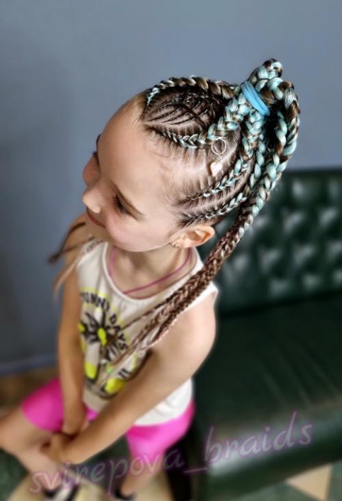 Хотели заплести прическу без канекалона, только из своих волос - но решили добавить совсем немножечко материала, чтоб смотрелось интереснее. 01