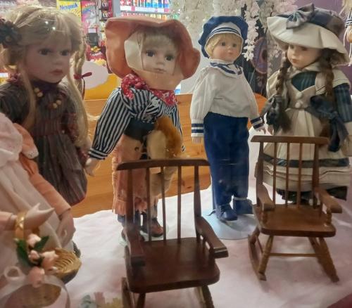 Как любая нормальная девочка перед ветриной фарфоровых кукол зависла. 09