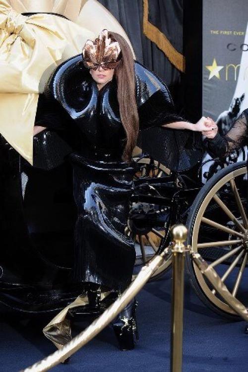 10 самых эпатажных образов леди гаги. 09