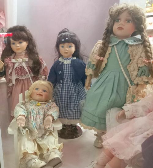 Как любая нормальная девочка перед ветриной фарфоровых кукол зависла. 08