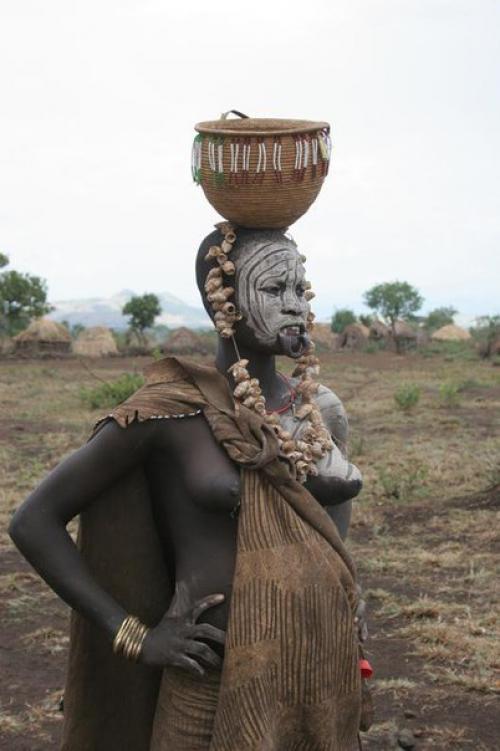 Сегодня в рамках Museumweek мы рассказываем Storiesmw о том как украшают себя женщины к югу от Сахары. 01 Сегодня в рамках Museumweek мы рассказываем Storiesmw о том как украшают себя женщины к югу от Сахары. 01