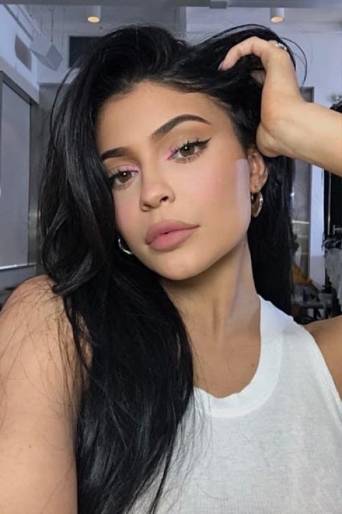 Кайли дженнер не отрицает, что в жизни выглядит хуже, чем в социальных сетях. 02