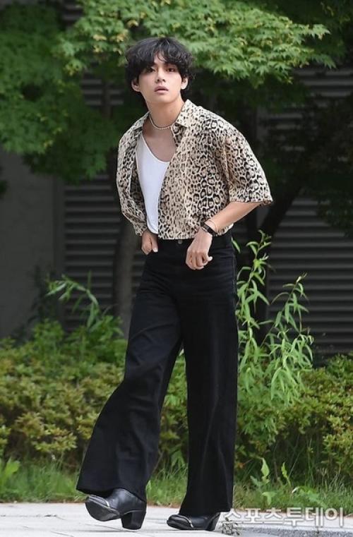 Theqoo фотографии V из BTS, отправляющегося в Париж на показ мод Celine. 01