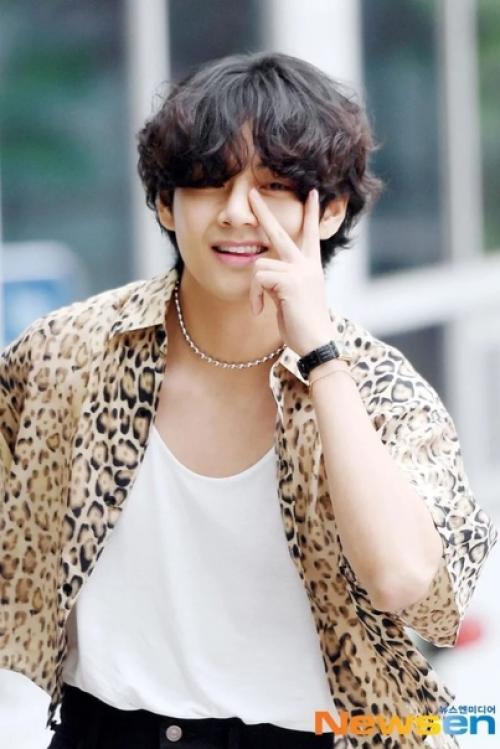 Theqoo фотографии V из BTS, отправляющегося в Париж на показ мод Celine. 08