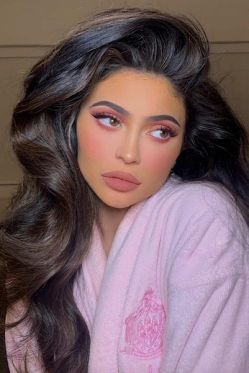 Кайли дженнер не отрицает, что в жизни выглядит хуже, чем в социальных сетях. 04