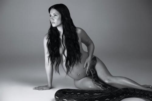 Ида галич на последнем месяце беременности снялась обнаженной со змеей. 03