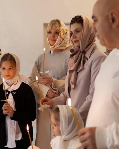 Лиана и Арсений Шульгины 2-месячного сына крестили. 01