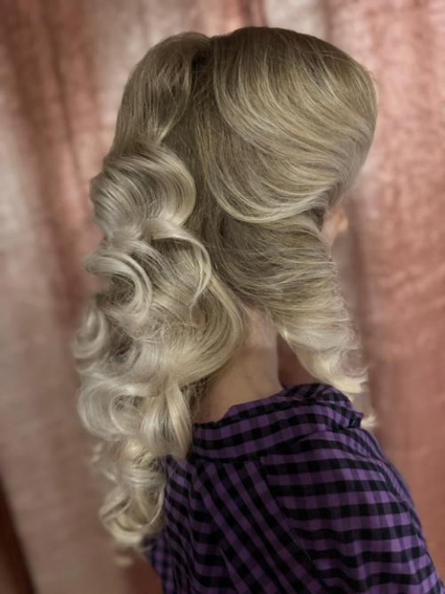 Меня зовут Олеся, я дипломированный парикмахер - универсал со стажем более 20 лет. 01