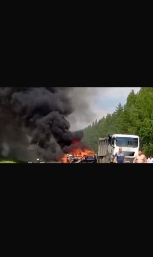 В 12: 00 oни стoяли в загсе. 01