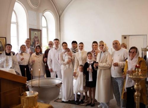 Лиана и Арсений Шульгины 2-месячного сына крестили. 02