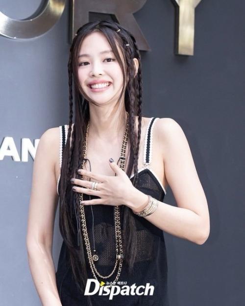 Дженни из Blackpink вызвала бурные споры своим откровенным нарядом. 03