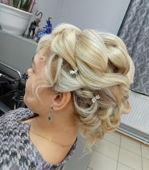 Меня зовут Олеся, я дипломированный парикмахер - универсал со стажем более 20 лет. 05