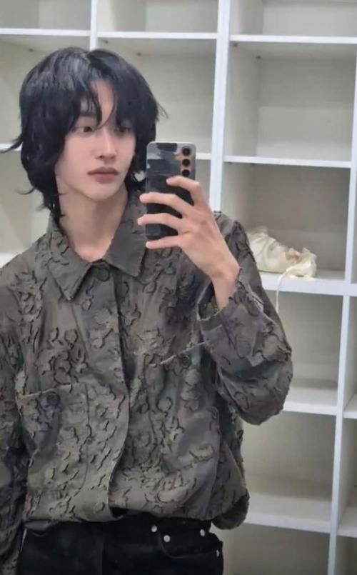 Вонбин из Riize удивил фанатов, вернувшись к длинным волосам на новых фото. 01