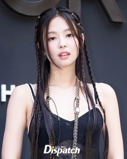 Дженни из Blackpink вызвала бурные споры своим откровенным нарядом. 04