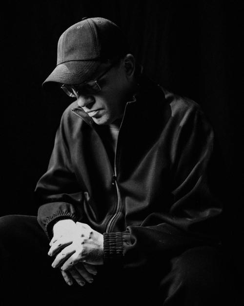 Гарик харламов бороду сбрил и взгрустнул в новой черно-белой фотосессии. 03