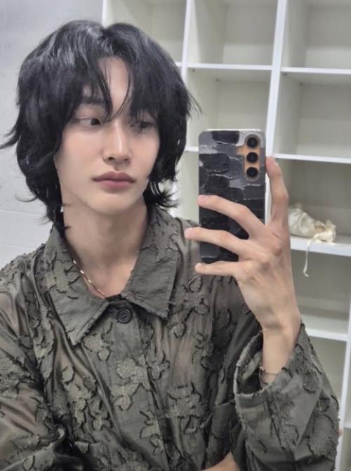 Вонбин из Riize удивил фанатов, вернувшись к длинным волосам на новых фото. 02