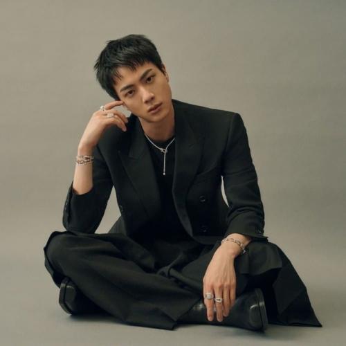 Фанаты считают, что джин из BTS выглядит лучше после армии, и призывают его не отращивать волосы. 01