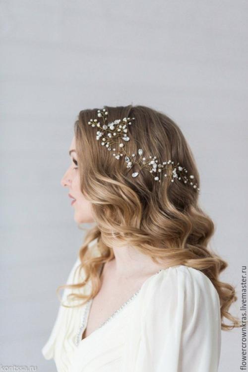 Платье ну очень самодостаточное на мой взгляд. 01