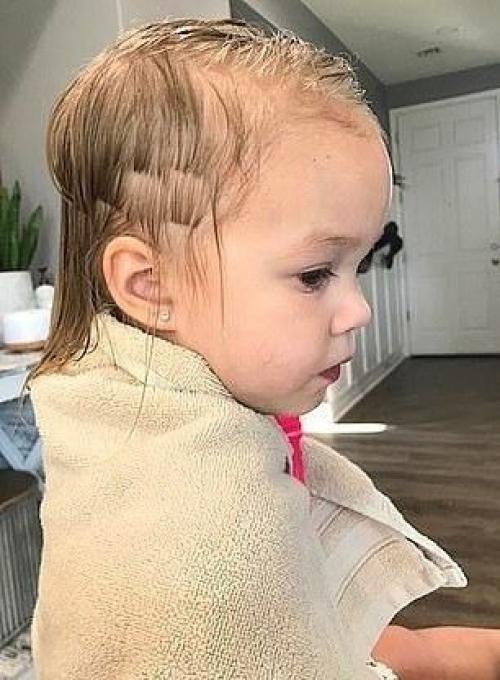 Детишки решили поиграть в парикмахера, в итоге брат обкрамсал сестренку. 01