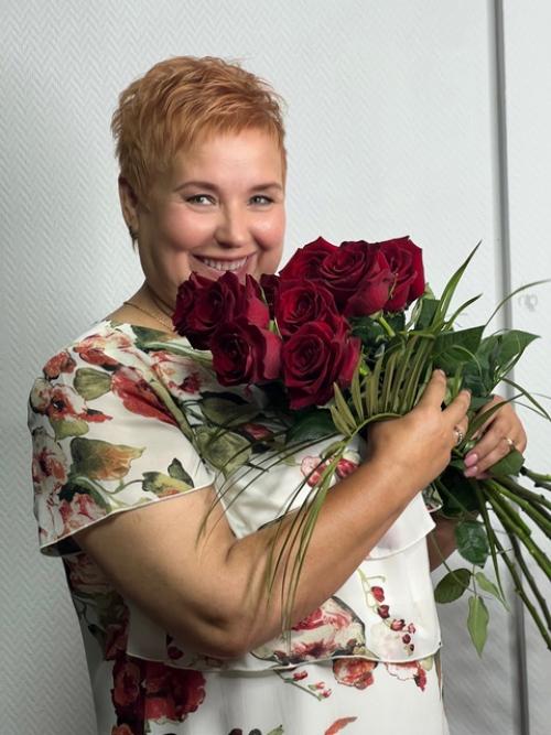 Для моей восхитительной, гостьи было выполнено окрашивание в теплых тонах и короткая стрижка. 02