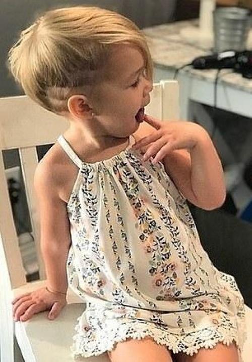 Детишки решили поиграть в парикмахера, в итоге брат обкрамсал сестренку. 03